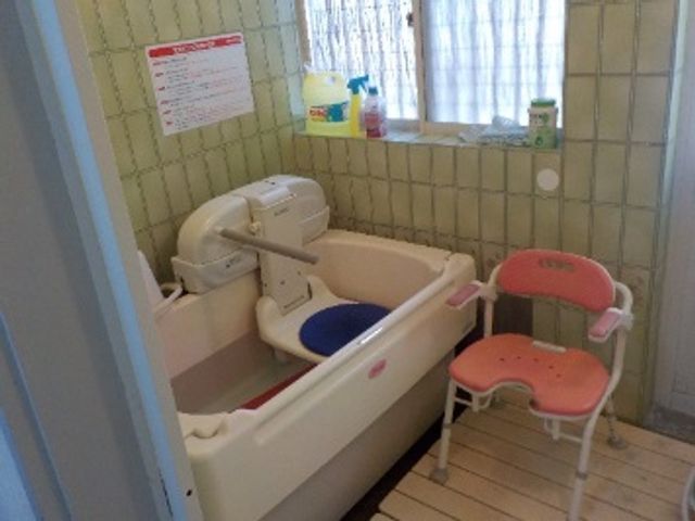 居心地の良い浴室 浴室 カラフルな椅子が特徴の浴場です。機能的な設備が整っており、快適にご利用いただけます。