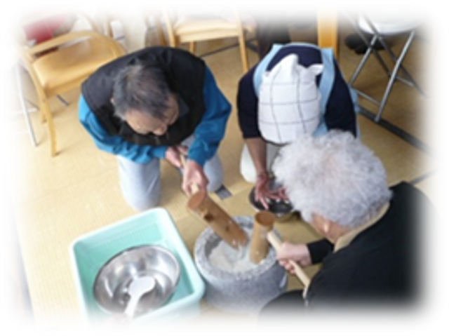 もちつき風景 多目的室 もちつきを通じて、利用者とスタッフの交流が生まれる温かい雰囲気です。楽しいイベントが行われています。