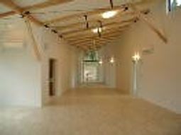 天井が高い明るい廊下