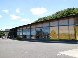 広々とした建物の外観