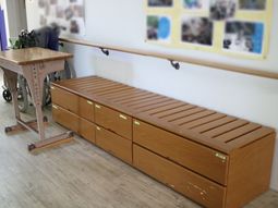 木製ベンチと掲示板