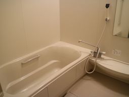 バリアフリー設計の浴室