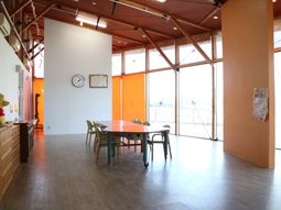 多目的スペースの明るい部屋