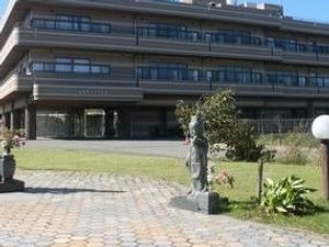 施設の外観と庭  