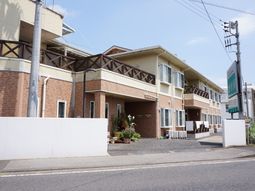 明るい外観の建物エントランス