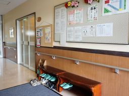 案内と情報の掲示物がある廊下