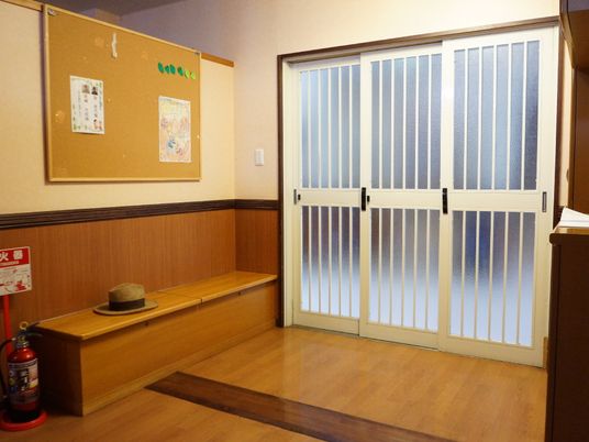 玄関のスライドドアとベンチ