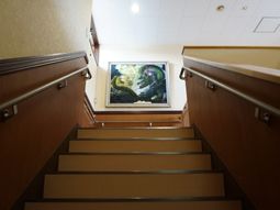 階段とアートの装飾