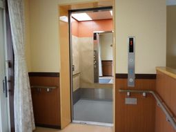 エレベーターの扉が開いている
