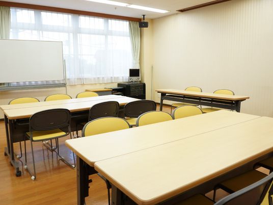 機能訓練室の机と椅子