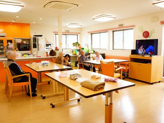 椅子に座る人々の明るい食堂