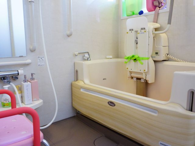 バリアフリー設計の浴室