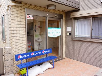 エントランスの明るい外観