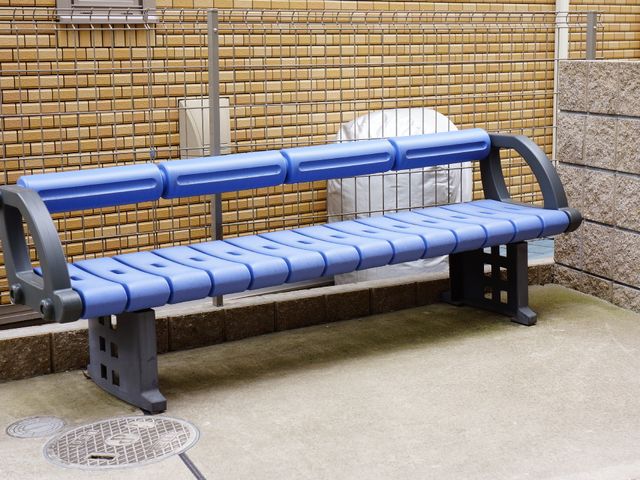 快適な中庭のベンチ