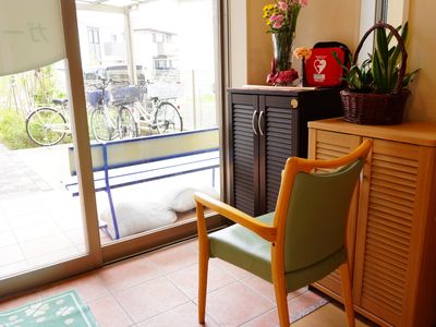 エントランスの備品と椅子