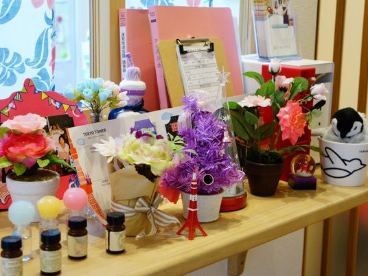 色鮮やかな花と装飾品