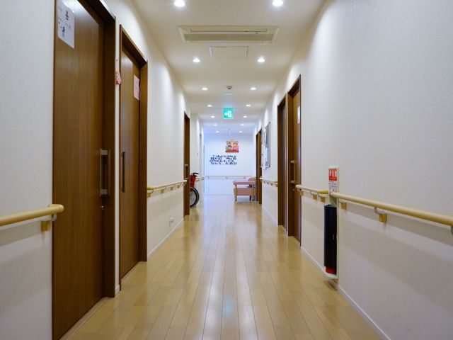 明るい廊下と車椅子