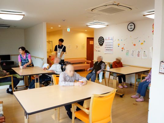 居室で過ごす人々