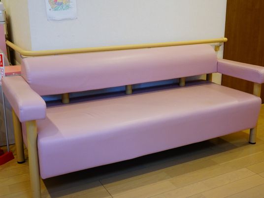 ピンクの応接用ソファ
