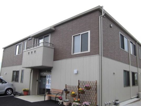 茶色の建物外観