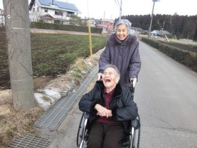 笑顔で外出中の利用者
