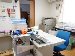 オフィスのデスクと機器