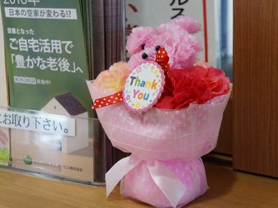 ピンクの花とぬいぐるみ