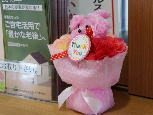ピンクの花とぬいぐるみ