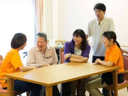 笑顔で会話する人々