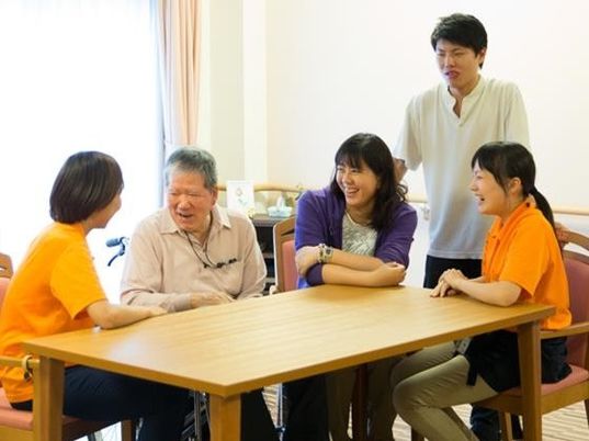 笑顔で会話する人々