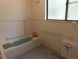 バリアフリーの浴室設備
