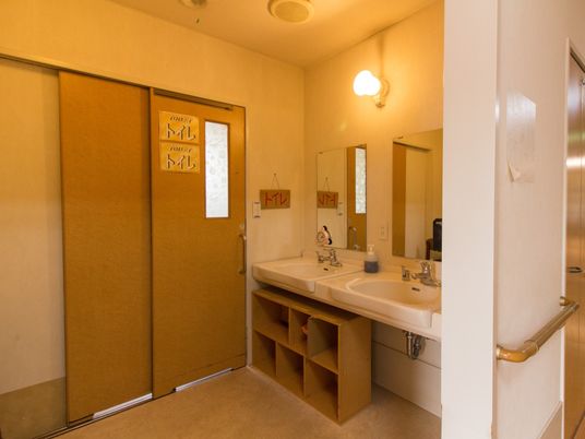 清潔なトイレの洗面台