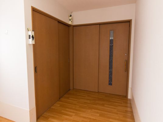茶色の引き戸のある廊下