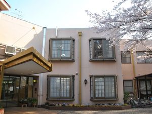 桜のある施設外観  