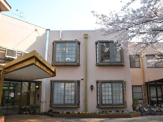 桜のある施設外観  