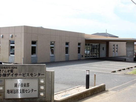 外観と看板のある建物外観  