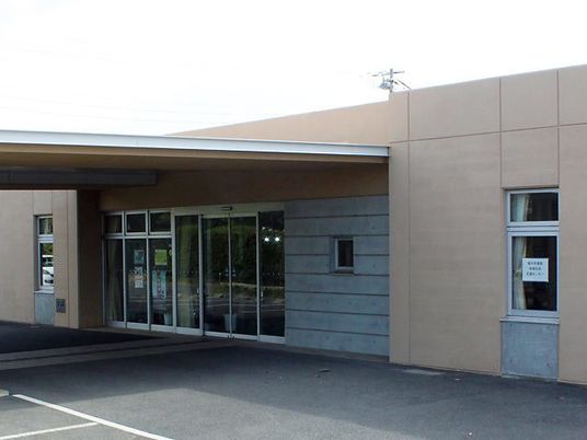 建物正面の出入口  