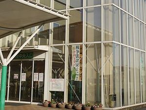 ガラス張りの外観  