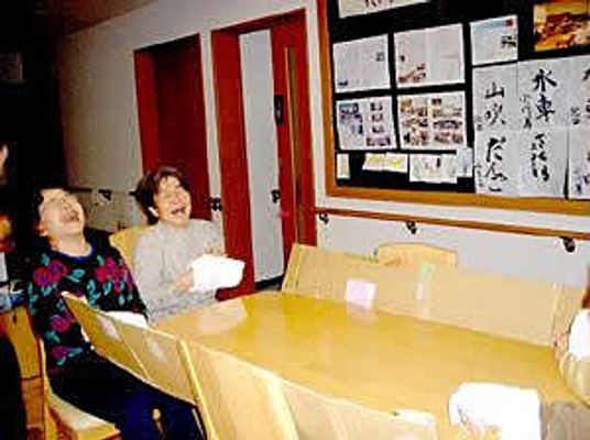 笑顔の人々と掲示物