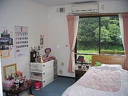 居室の明るい窓辺