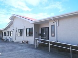 明るい建物の外観