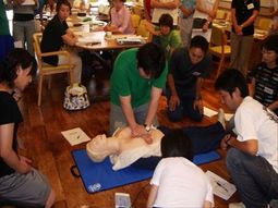 救急講習を受ける人々