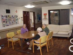 居室で憩う人々