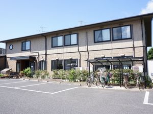 明るい施設の外観