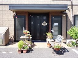 エントランスの植物と椅子