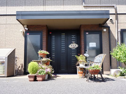 エントランスと植物飾り