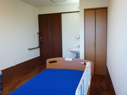 居室のベッドと洗面台