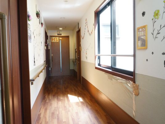 明るい廊下と掲示物