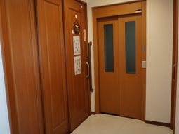 廊下のドアとエレベーター