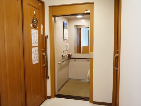 廊下とドアがある空間